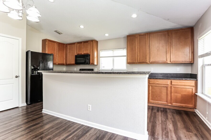 Building Photo - 7511 Hawks Cliff Dr