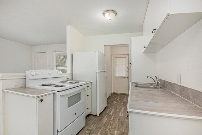 Building Photo - This charming 2-bedroom, 2-bathroom duplex is nestled in the desirable Lake Worth region of Fort ...