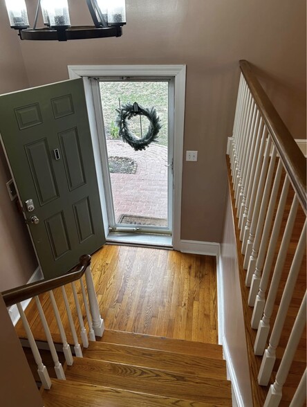 Entry - 207 Magnolia Dr