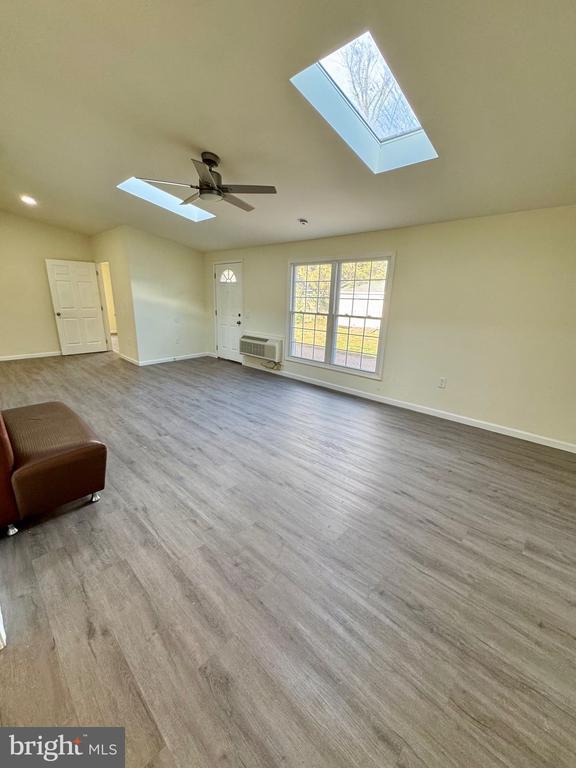 Building Photo - 1040 Springhill Way