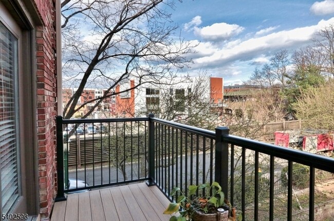 Building Photo - 35 Mews Ln