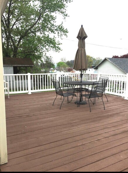 Deck for outside barbecue - 1153 Vine St