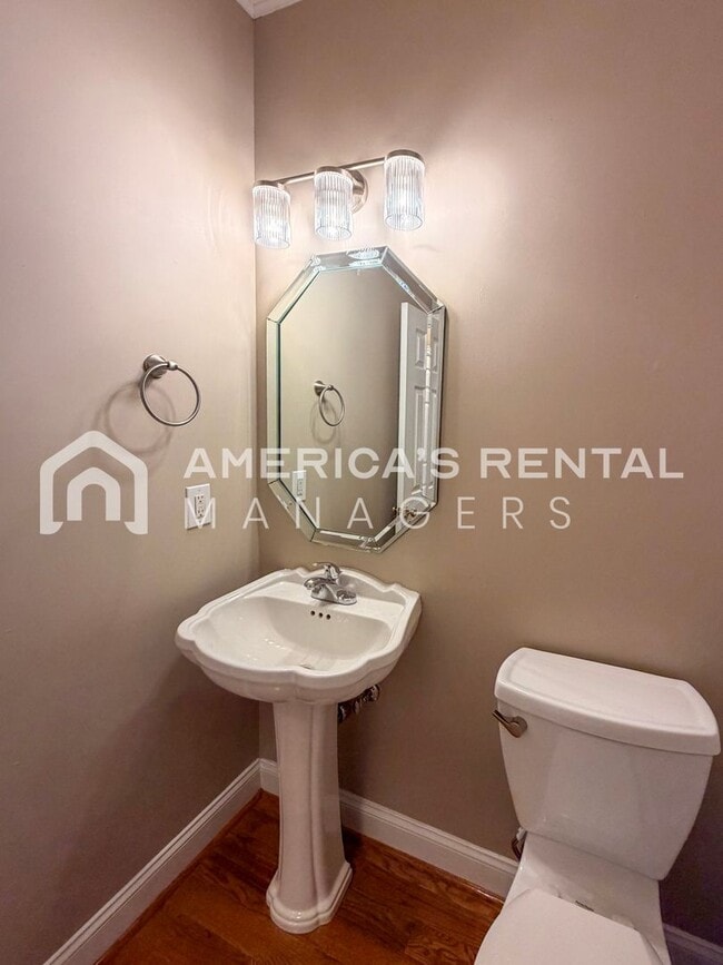 Building Photo - Spacious Five Bedroom Residence in Meadowbrook!