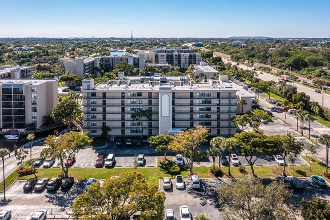 Building Photo - 9 Royal Palm Way