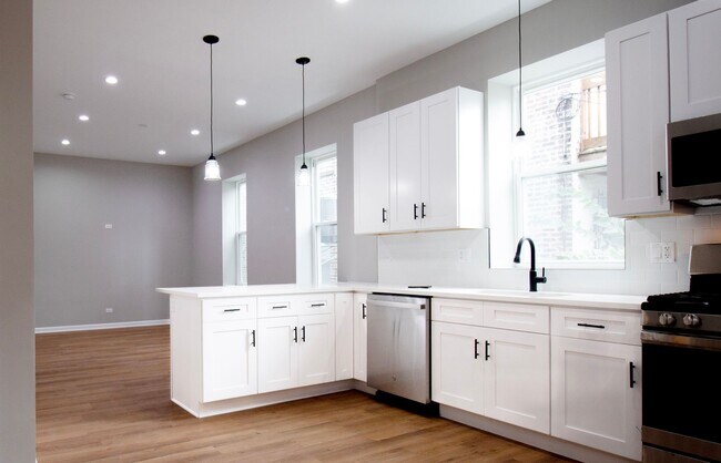 Building Photo - Amazing 4-bed Duplex by UIC