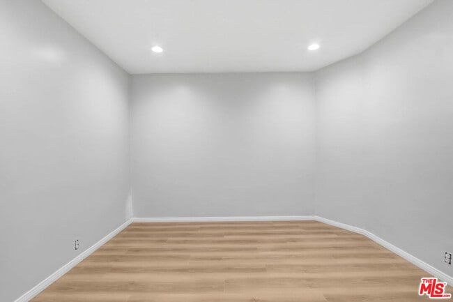 Building Photo - 609 Pico St