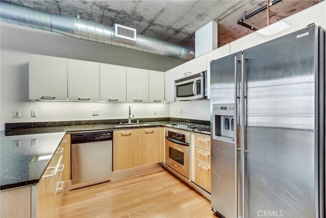 Building Photo - 645 W 9th St