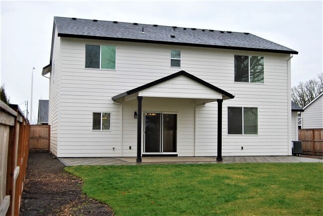 Building Photo - 4 Bedroom 2.5 Bath Home Carlton OR