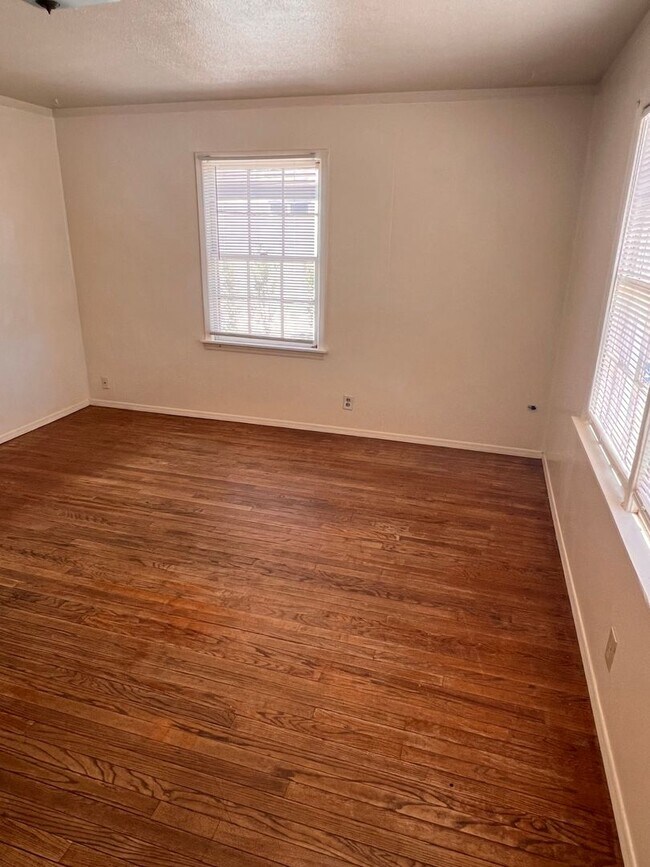 Building Photo - 3rd Street Duplex