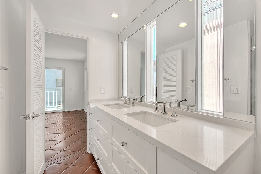 Building Photo - 310 Bayview Dr