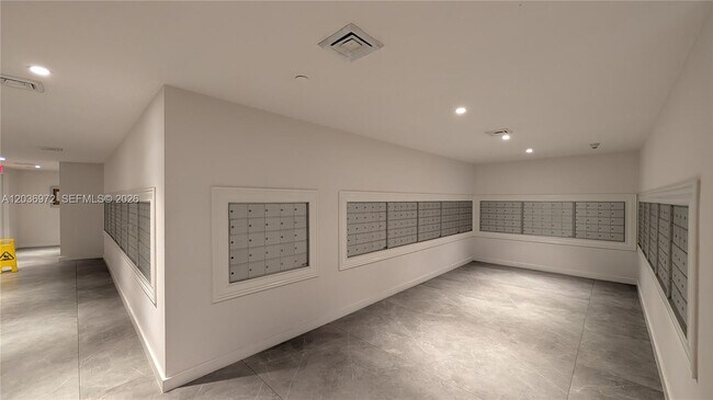 Building Photo - 350 S Miami Ave