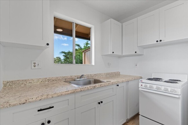 Building Photo - Remodeled 2 Bed/1 bath Attached Cottage in...