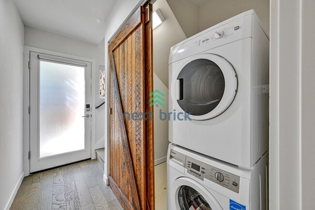 Building Photo - Stylish 2 Bed 2 bath Townhome for Rent