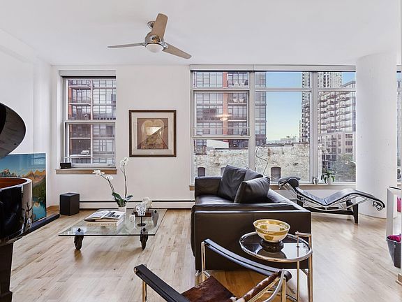 Building Photo - 215 10th Ave S