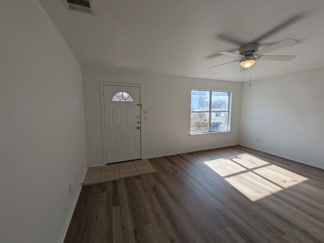 Building Photo - Fresh and Clean in New Braunfels!!