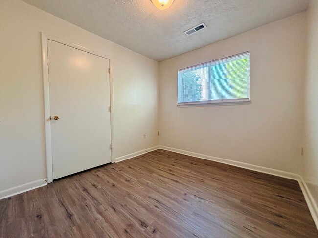 Building Photo - 3 Bedroom, 2 Bath Apartment