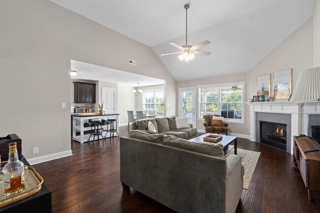 Building Photo - Pet Friendly Three Bedroom with Bonus!