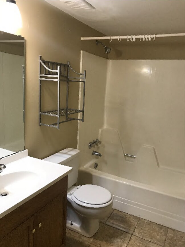 Building Photo - 2BEDROOM/ 2 BATH APARTMENT