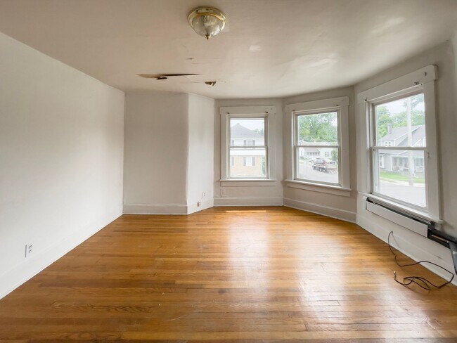 Building Photo - Space, Comfort & Location—Minutes from Ball State