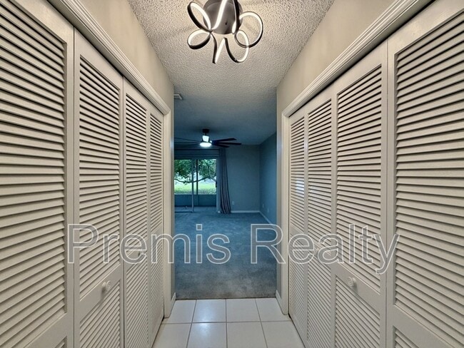 Building Photo - 102 Steeplechase Ln