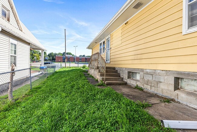 Building Photo - Updated 3-Bedroom Home with Attached Garage & Full Basement