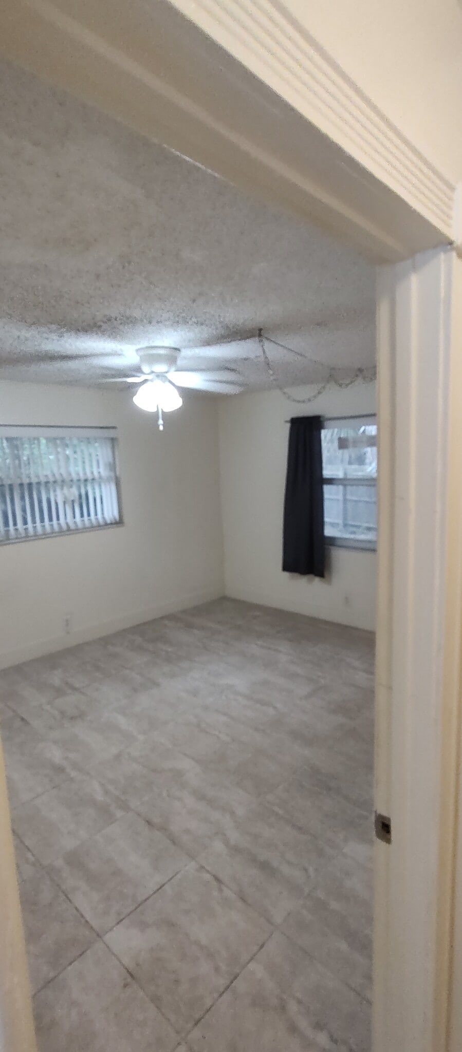 Master bedroom with lots of light - 12126 Gibbs Rd