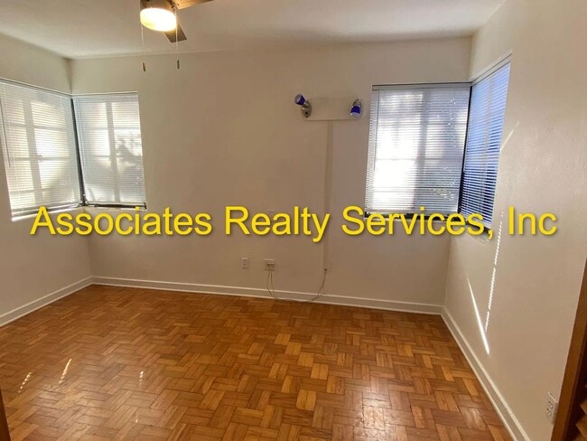 Building Photo - Charming 3 Bedroom w/ study that can be 4th bedroom, 3 Bath Home in Florida Park – Hardwood Floor...