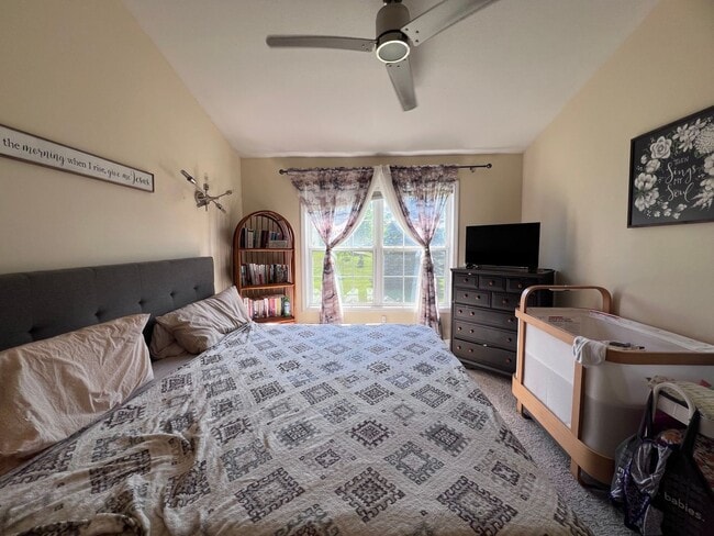 Building Photo - Spacious 3 bedroom Condo In Comstock Park
