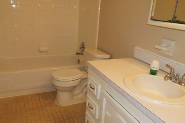 Building Photo - Beautiful 3 Bedroom Townhouse!