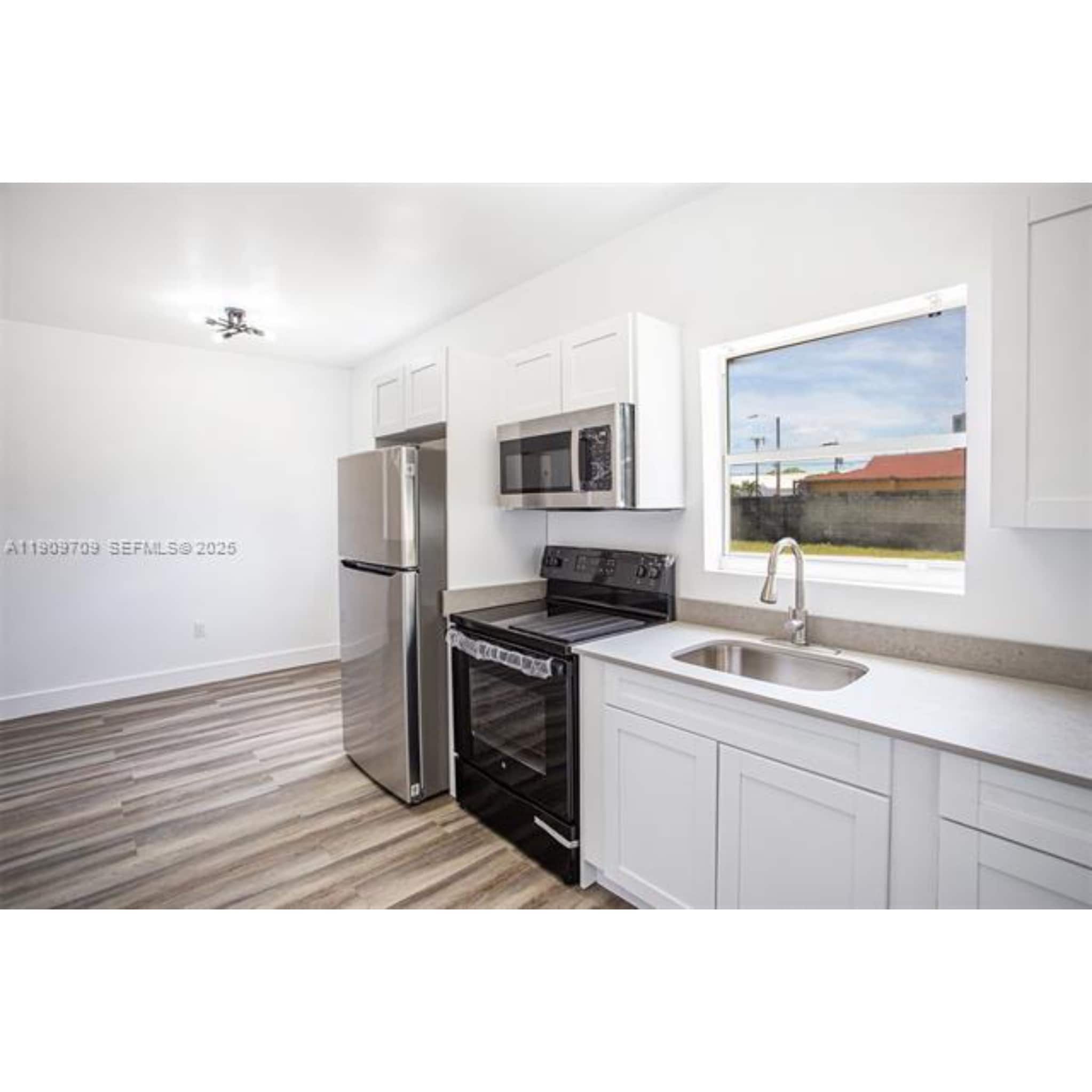 Building Photo - 2424 NW 7th Ct