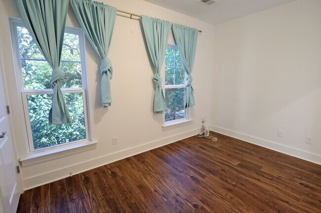 Building Photo - 2 bedroom/2.5 bath home in West Columbia.