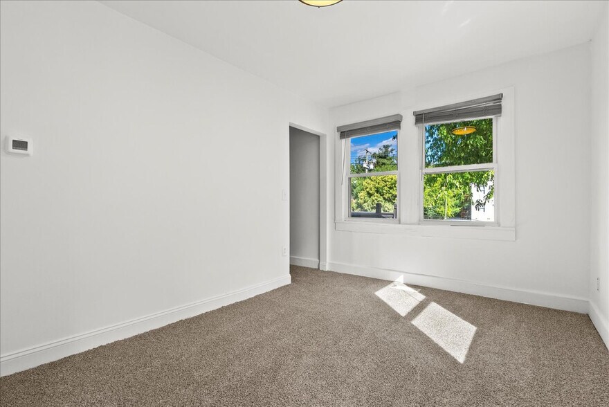 Building Photo - Room in House on Carlton Ave