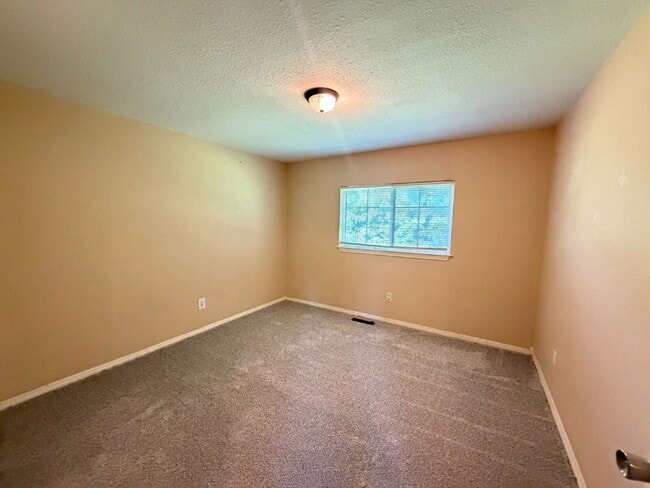 Building Photo - 878 Evergreen Ave