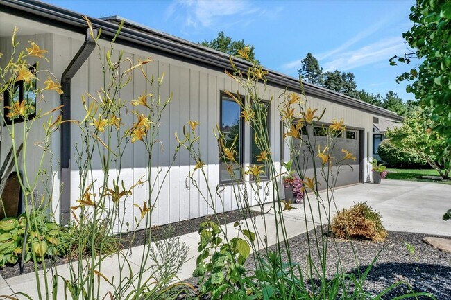 Building Photo - 102 Greencroft Dr