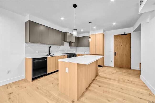 Building Photo - 10352 Riverside Dr