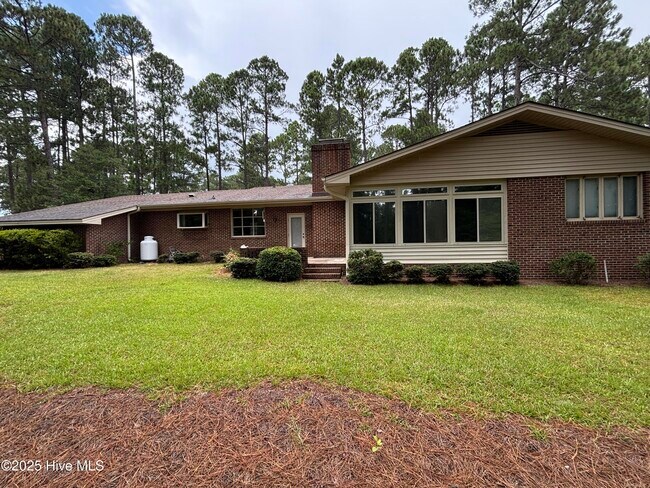 Building Photo - 21 Bobolink Rd