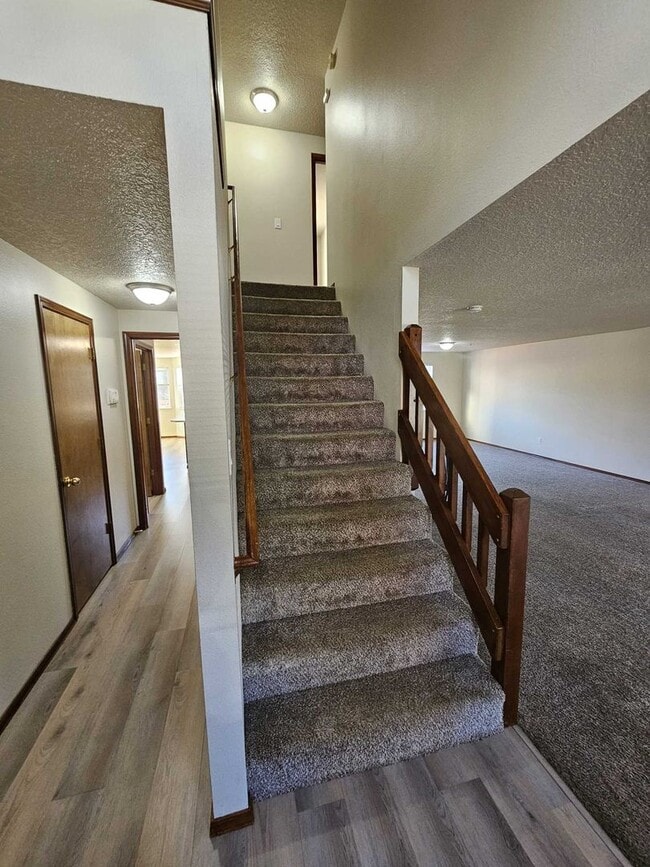 Building Photo - Spacious 2467 sq ft 4 Bedroom 2.5 Bath hom...