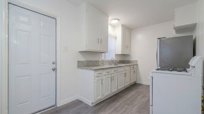 Building Photo - 1127 W 111th St