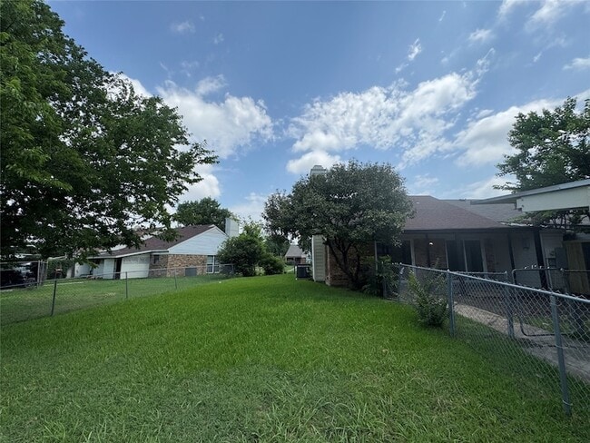 Building Photo - 821 Colchester Dr