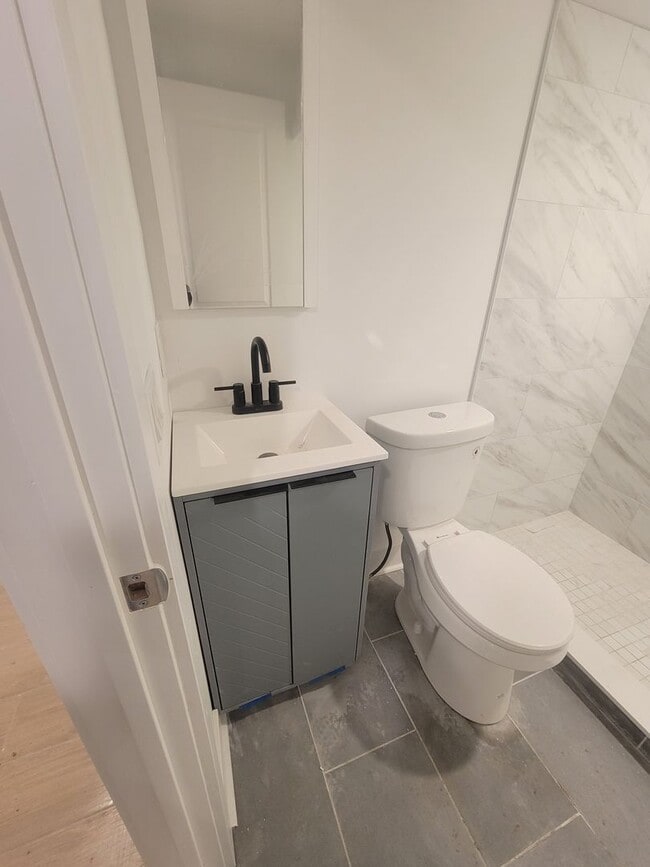 Building Photo - Fully beautiful rehab 4 bed 2.5 bath secti...