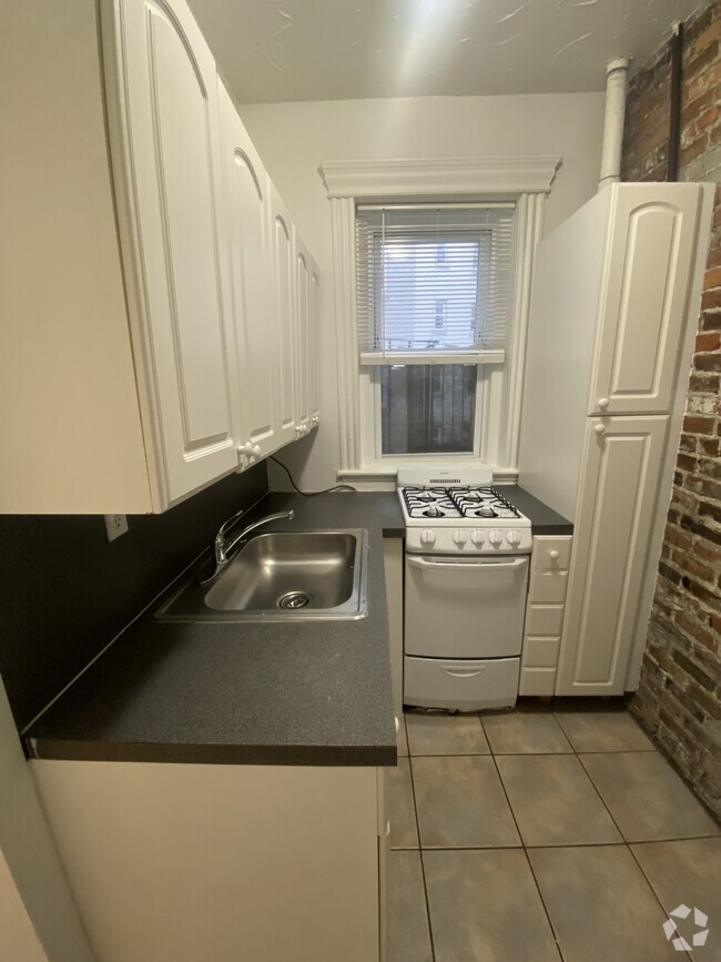 Building Photo - 466 Park Dr