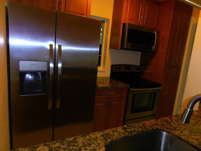 Building Photo - 877 Twin Lakes Dr