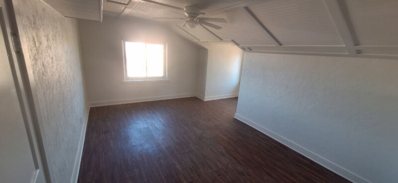 Building Photo - 1100 7th St