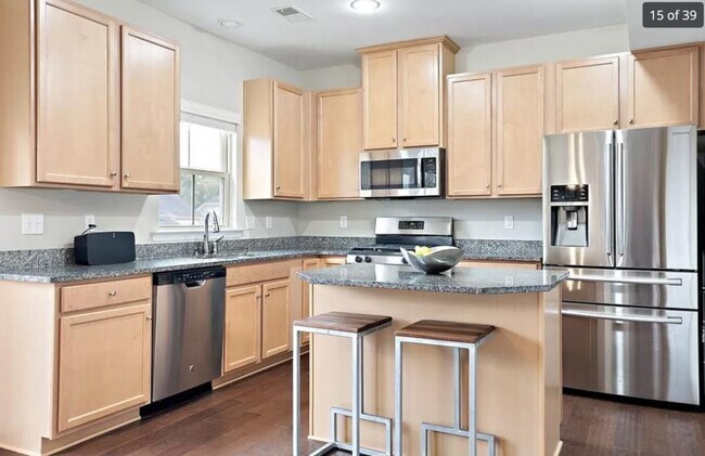 Building Photo - 16621 Gossamer Dr