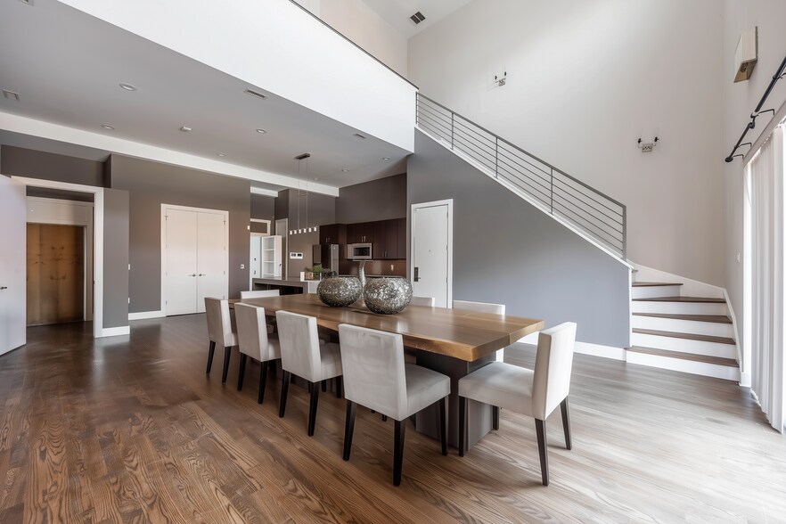 Building Photo - 1008 W Lake St