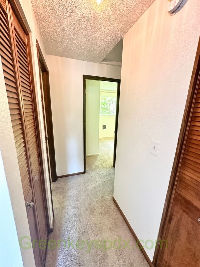 Building Photo - Awesome 2-Bedroom Condo Near Multnomah Vil...