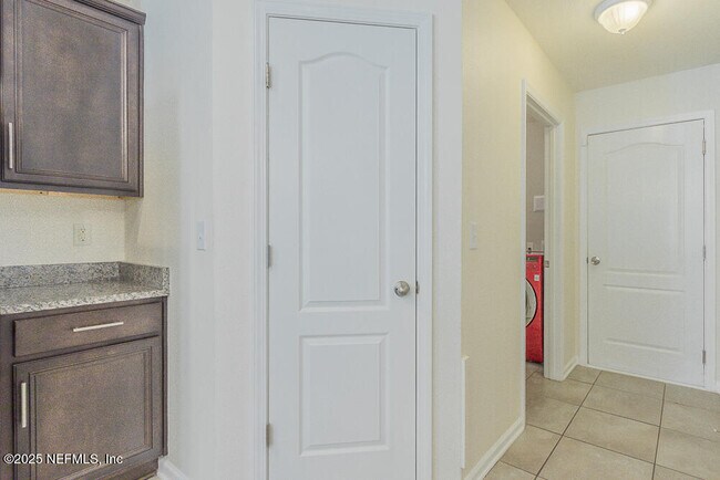 Building Photo - 95241 Tanglewood Dr