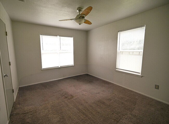Building Photo - Charming Country Home 2 Bed 1.5 Bath