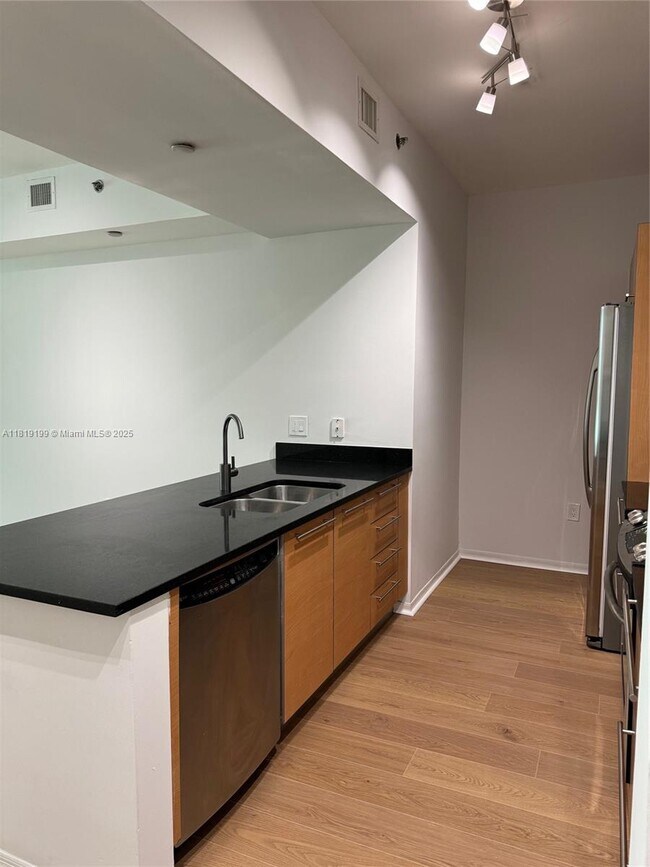Building Photo - 951 Brickell Ave