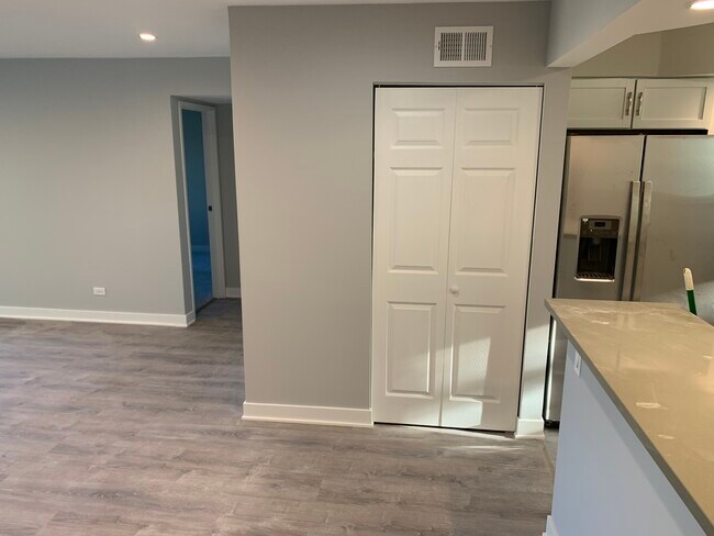 Building Photo - 9382 Bay Colony Dr